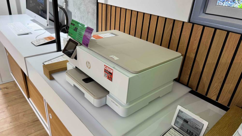 Ein Drucker bis 150 Euro im Test von schräg seitlich auf einem Regal.