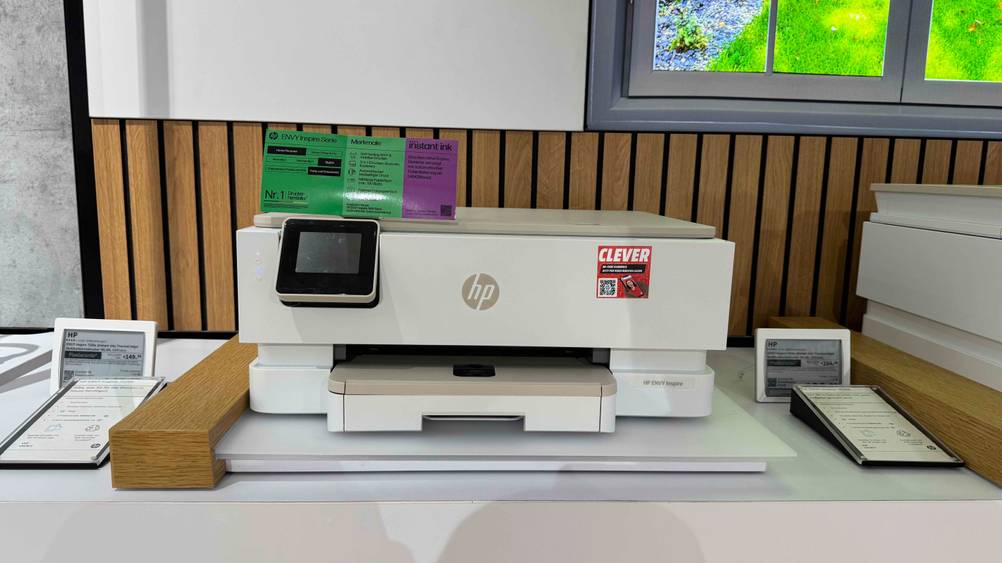 Ein getesteter Drucker bis 150 Euro von vorne auf einem Regal stehend.