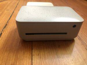 getesteter mobiler mini-drucker auf tisch