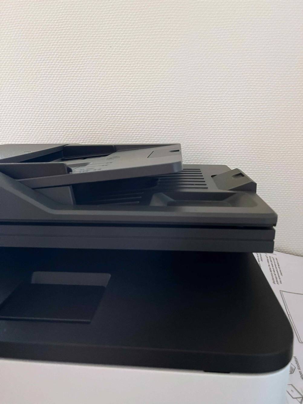 Drucker-Test: Nahaufnahme der Ecke des Druckausgabefaches.