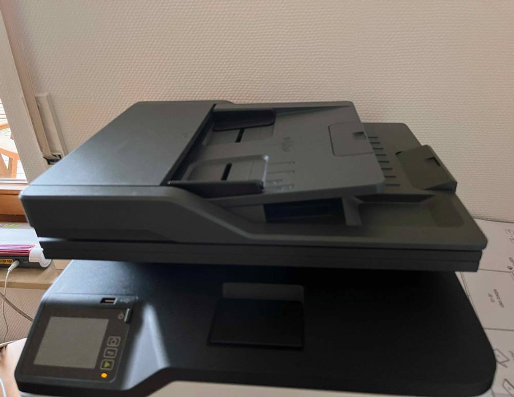 Drucker getestet: Das Druckausgabefach mit Hilfsfach.
