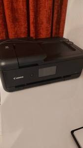 Ein schwarzer Drucker von Canon im Test.