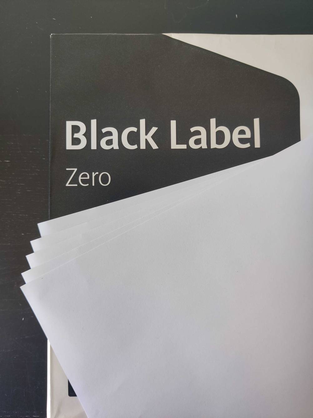 Druckerpapier getestet: Nahaufnahme des Markennamens auf der Verpackung.