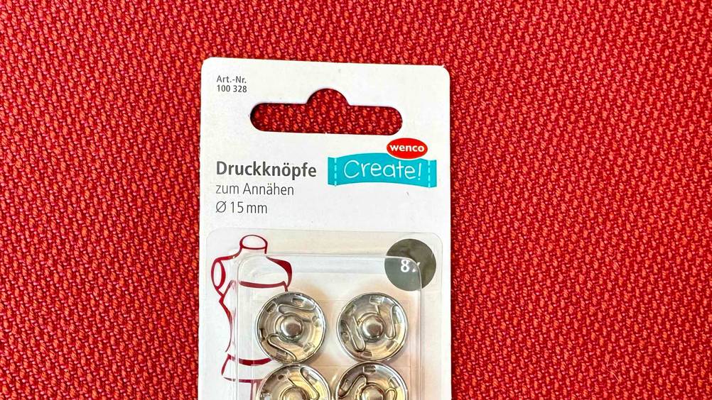 Druckknöpfe im Test: Nahaufnahme der Vorderseite der Verpackung mit Logo und Artikelbezeichnung.