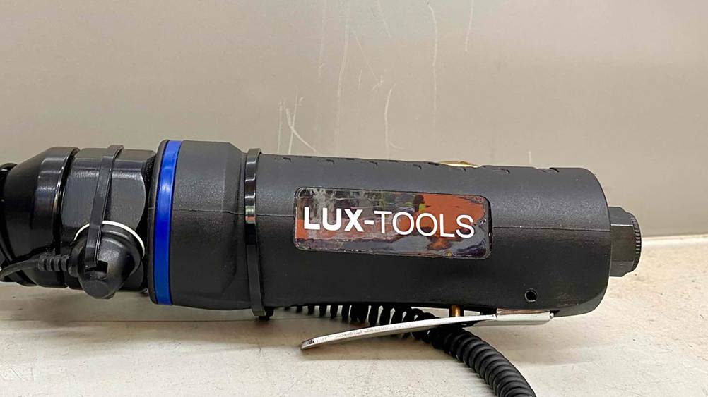 Nahaufnahme des Logos LUX-TOOLS auf dem Griff eines getesteten Druckluft-Ratschenschraubers.
