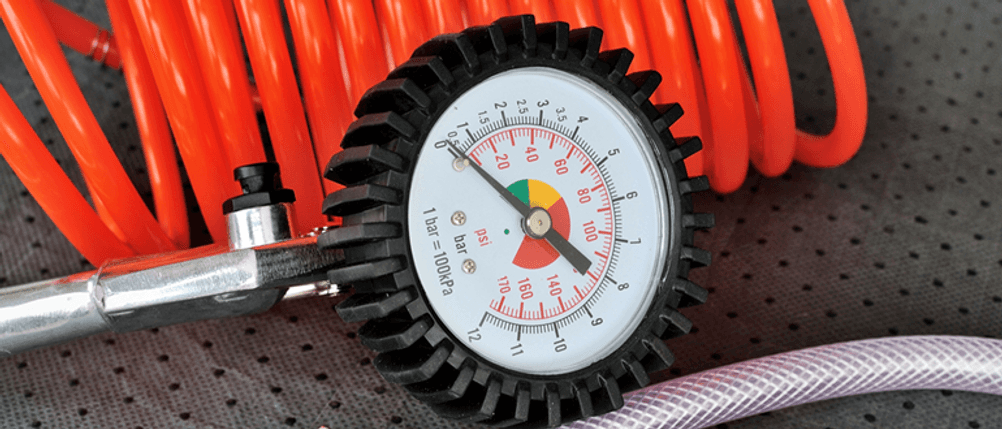 Druckluft-Set im Test: Ein Druckluft-Manometer in Nahaufnahme.
