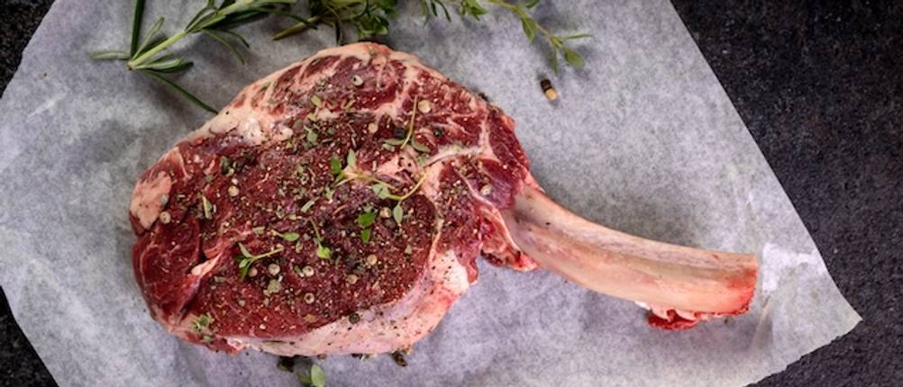 Dry-Age-Beutel-Test: Ein Dry-Aged Steak liegt mit Gewürzen auf einem Tuch.