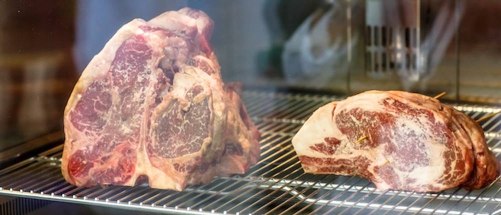 Dry-Age-Beutel-Alternative getestet: Fleisch liegt in einem Reifeschrank für Dry Aging.