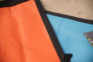 Dry-Bags getestet: Nahaufnahme der Nähte von zwei Dry-Bags.