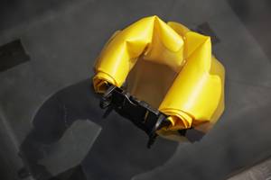 Dry-Bag-Test: Ein gelbes Dry-Bag schwimmt in einem Kübel mit Wasser.