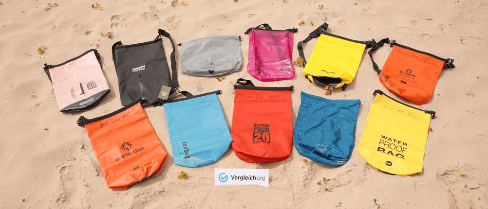 Dry-Bag-Test: Die getesteten Dry-Bags liegen nebeneinander am Strand.