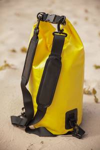 Test der Dry-Bags: Ein gelbes Dry-Bag steht im Sand.