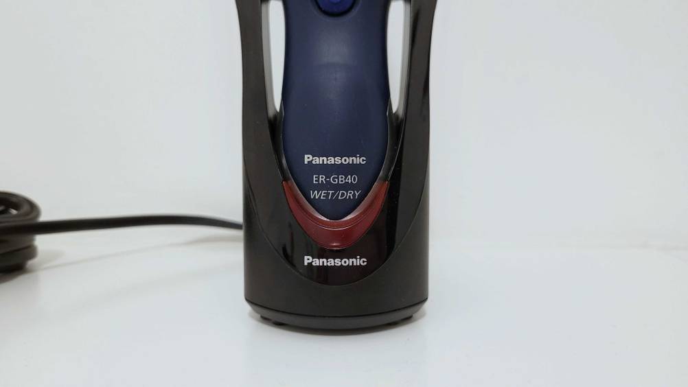 Bartschneider im Test: Detailansicht der Ladestation der Marke Panasonic, in der ein Gerät steht.