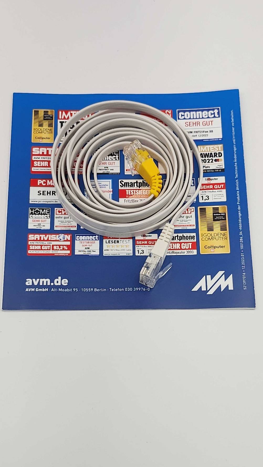 DSL-Modem-Test: Auf der Bedienungsanleitung liegt ein Netzwerkkabel.