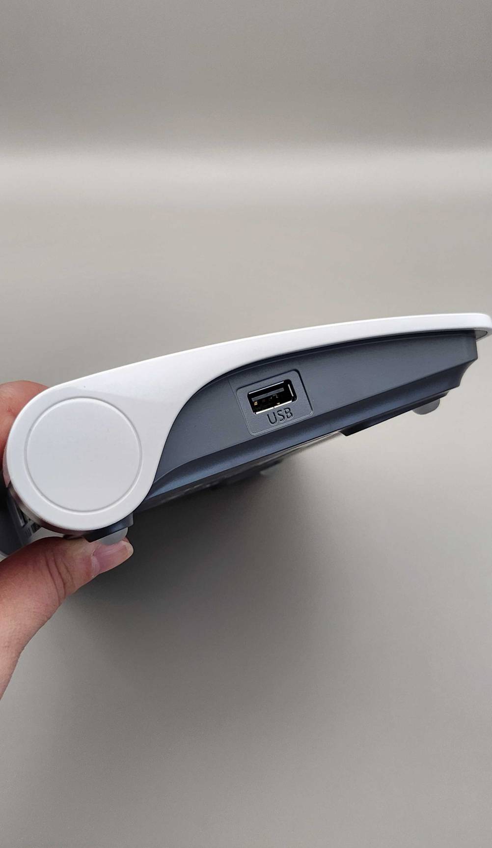 DSL-Modem getestet: Nahaufnahme des USB-Anschlusses auf der Seite des Gerätes.