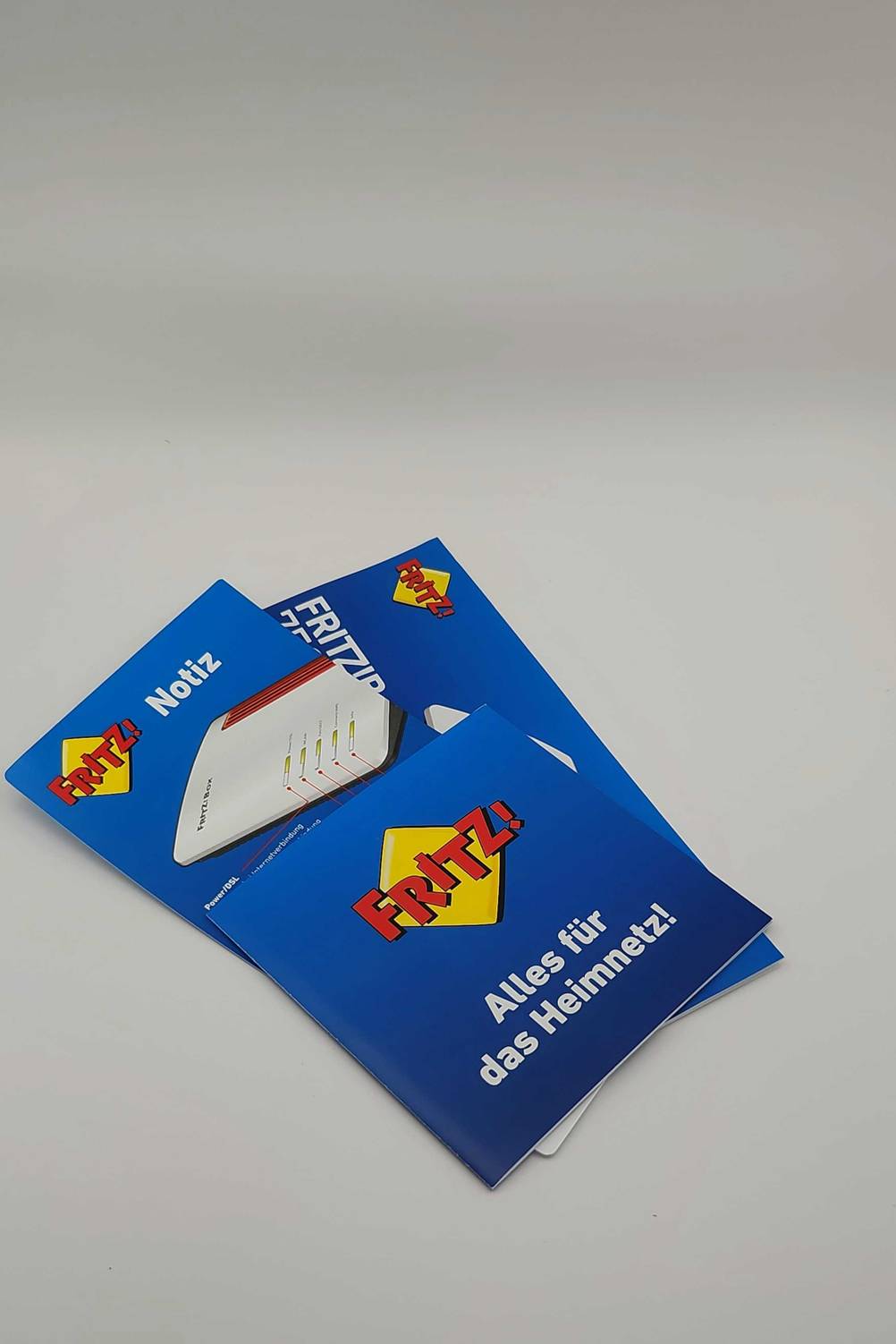 DSL-Modem im Test: Zubehör und Bedienungsanleitung auf einer weißen Fläche liegend.