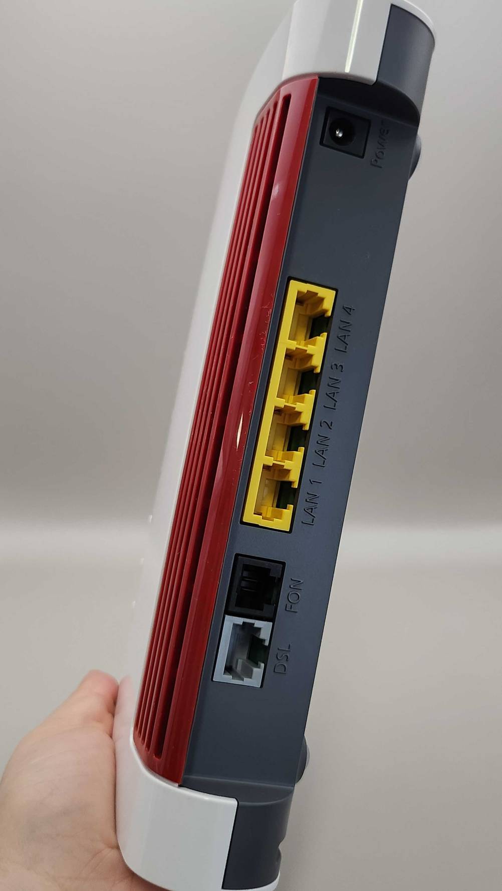 DSL-Modem getestet: Nahaufnahme der Anschlüsse auf der Rückseite.