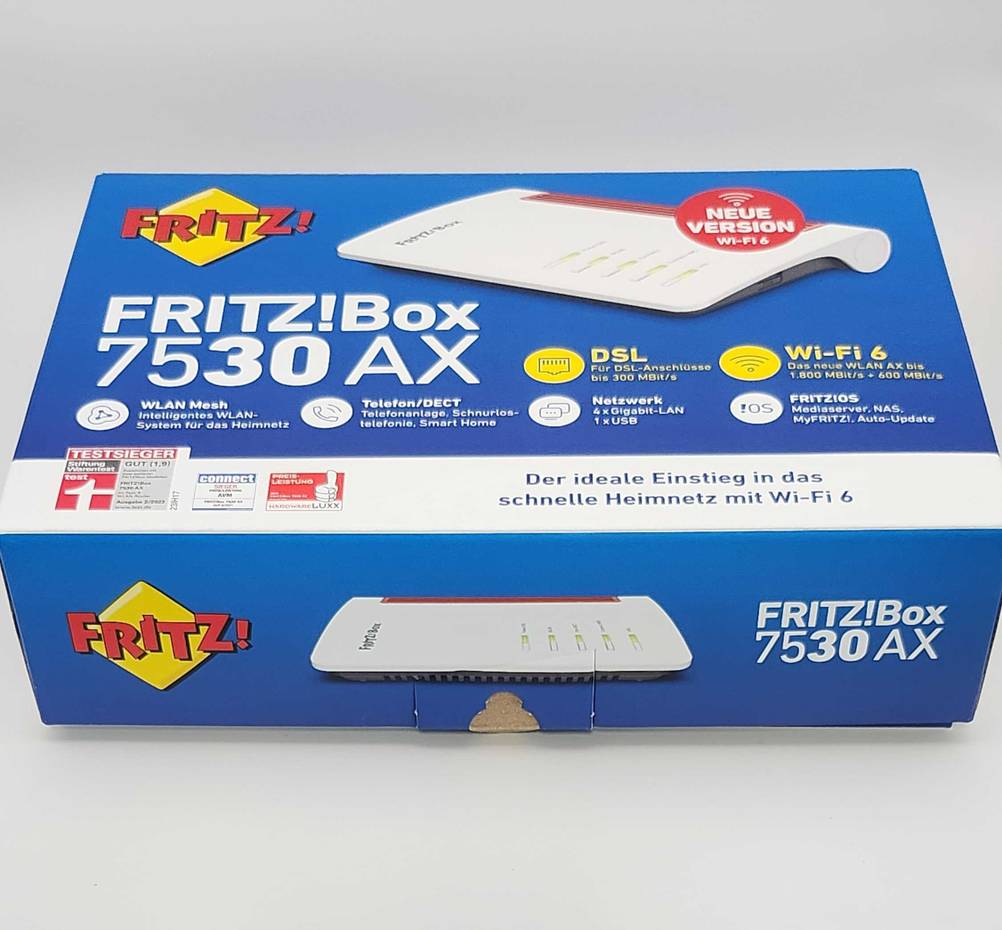 Die Originalverpackung des getesteten DSL-Modems auf einer weißen Fläche.