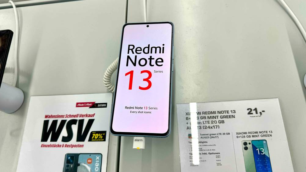 Getestet: Ein Dual-SIM-Smartphone von vorne in einer Verkaufsaustellung mit Informationen.