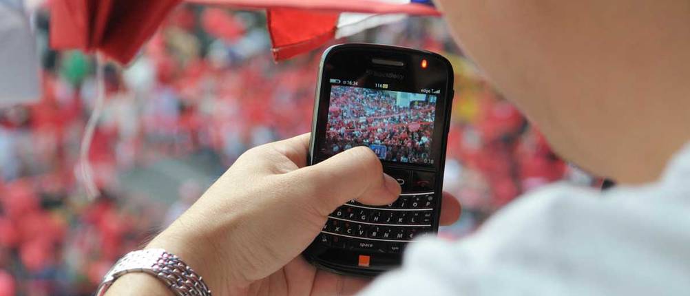 Oldschool-BlackBerry im Stadion