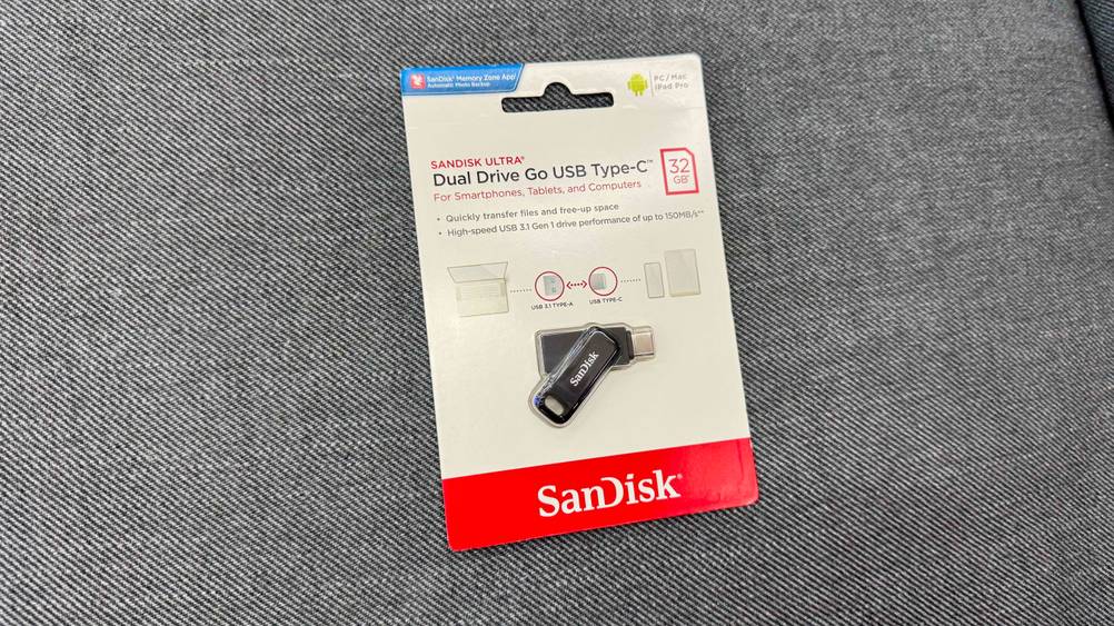 Auf einem grauen Polter liegt ein verpackter Dual-USB-Stick im Test.