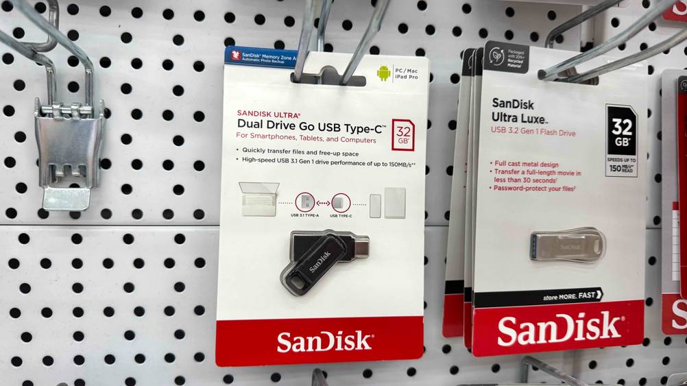 In einem Regal hängt ein getesteter Dual-USB-Stick neben anderen Produkten.