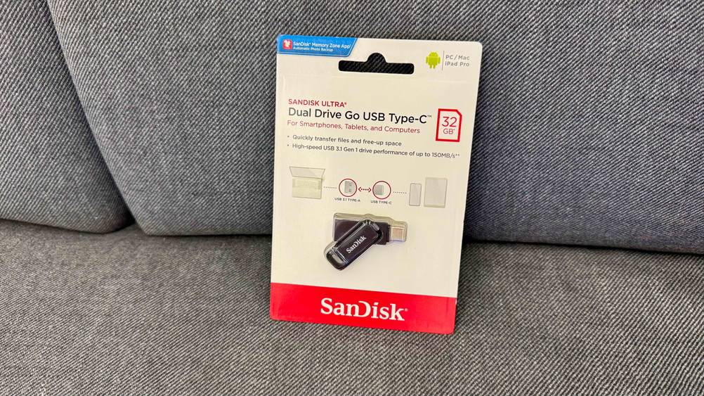 Dual-USB-Stick im Test: Ein verpackter Stick auf einem grauen Polster.