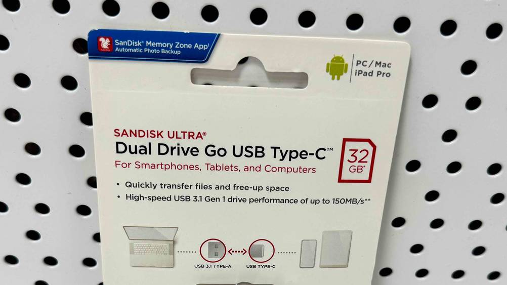 Dual-USB-Stick getestet: Nahaufnahme der Vorderseite der Verpackung mit Informationen.