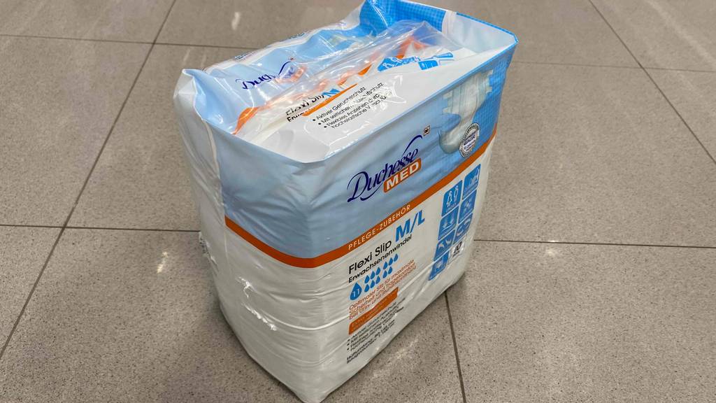 Getestete Duchesse-Windeln für Erwachsene befinden sich in einer 10er-Set-Packung auf dem Boden.