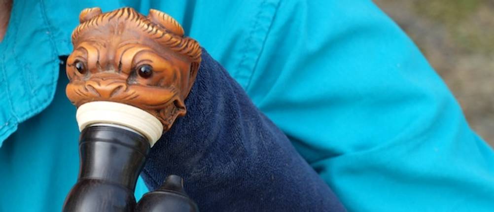 Dudelsack im Test. Nahaufnahme eines als Löwenkopf verzierten Kopfs einer Dudelsack-Pfeife.