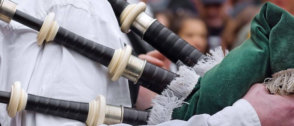 Dudelsack-Pfeifen im Test in Nahaufnahme.