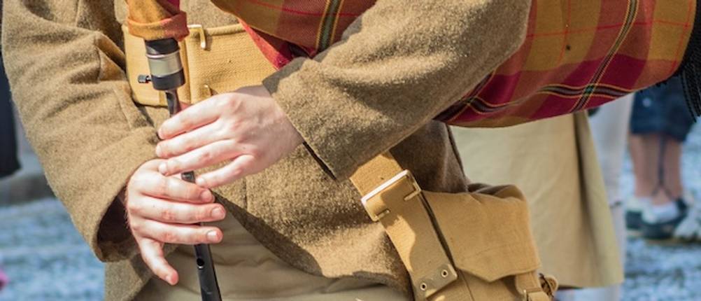 Dudelsack-Test: Nahaufnahme von Händen, die einen Dudelsack spielen.