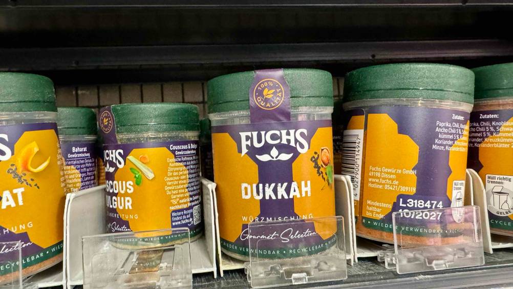 Mehrere Packungen des getesteten Dukkah in einem Verkaufsregal.