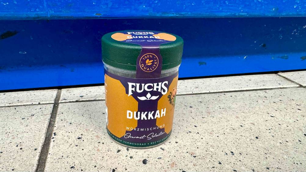 Vor einer blauen Fläche steht das Dukkah im Test auf dem Boden.
