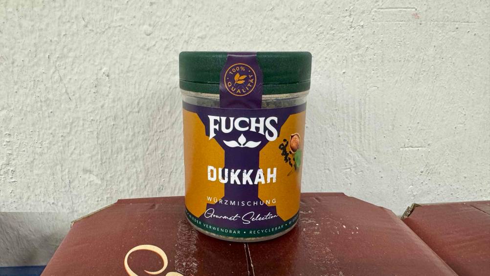 Das getestete Dukkah vor einer hellen Wand.