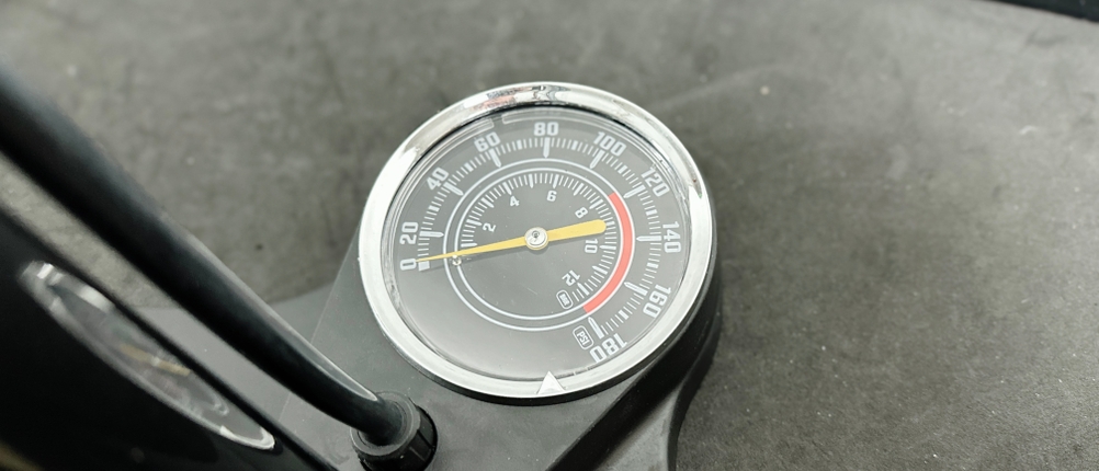 Nahaufnahme der Druckanzeige der Dunlop 17049 Standpumpe. Die Skala reicht bis 12 Bar und ist klar lesbar.