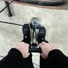 Eine Person pumpt mit der Dunlop 17049 einen Fahrradreifen auf. Die Anzeige der Standpumpe ist gut sichtbar und der Standfuß stabil positioniert.