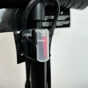 Detailaufnahme der mitgelieferten Adapter der Dunlop 17049. Die Adapter sind in einer durchsichtigen Halterung an der Pumpe befestigt.