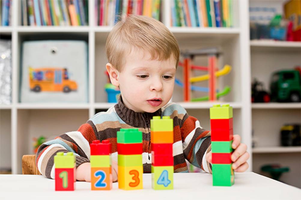 Duplo im Test: Ein Junge der Türme mit Duplo-Steinen gebaut hat.