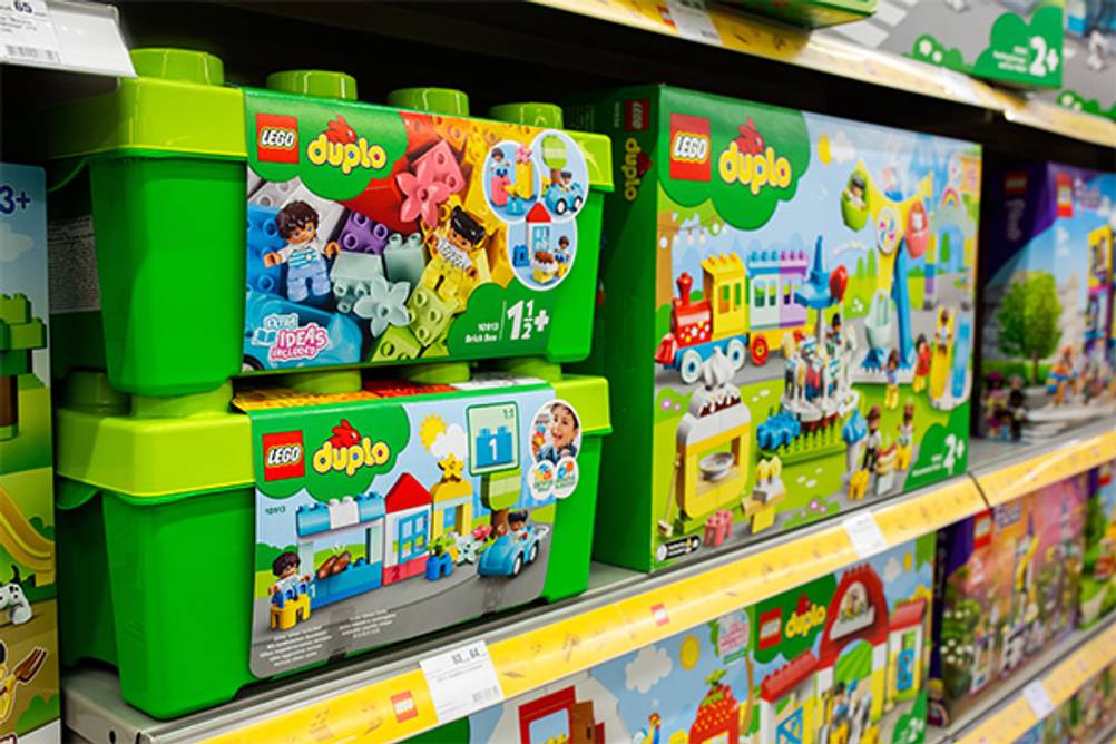 Duplo im Test: Ein Regel mit verschiedenen Duplo-Sets im Verkauf.