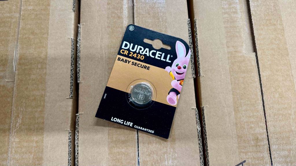 Getestet: CR2430: Eine Packung mit einer getesteten CR2430 Knopfbatterie liegt auf braunen Faltkartons.