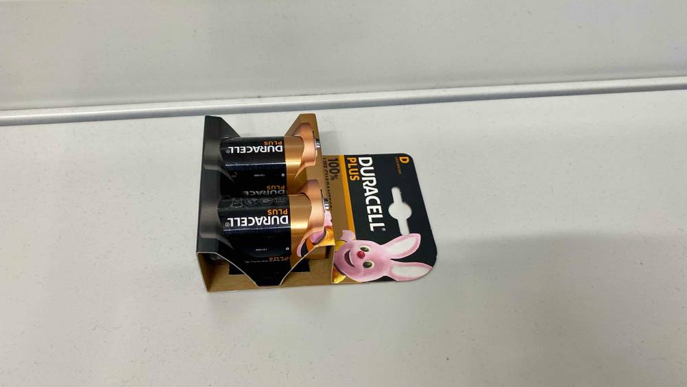 Im Test: Eine Packung mit zwei Mono-D-Akkus liegt horizontal auf einer hellen Fläche.