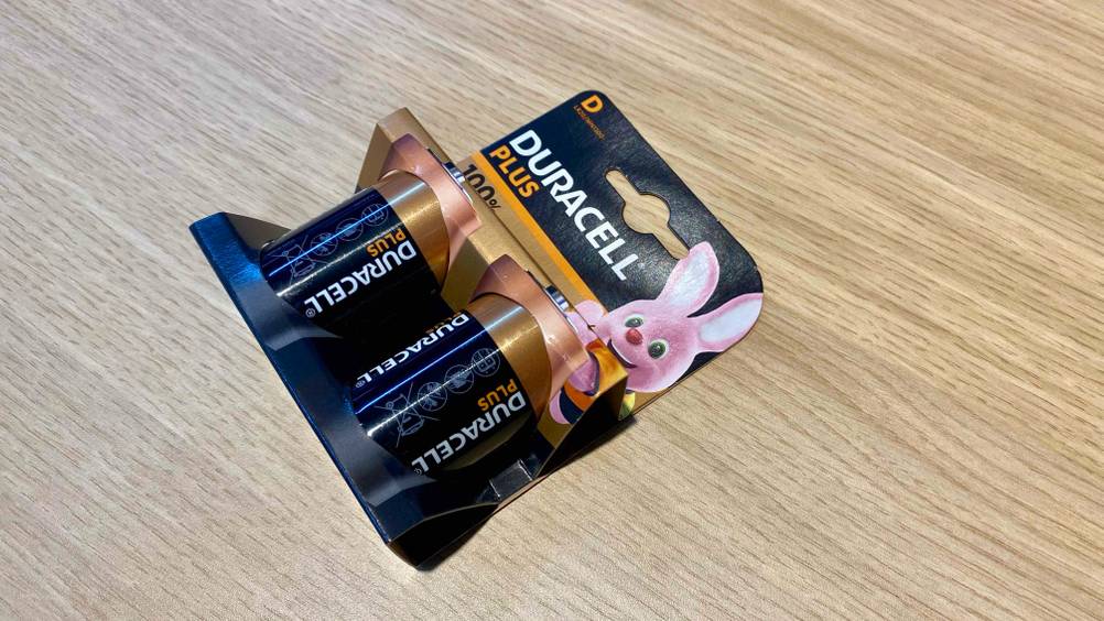 Mono-D-Akku getestet: Eine Packung mit zwei Akkus liegt quer auf einer Holzfläche.