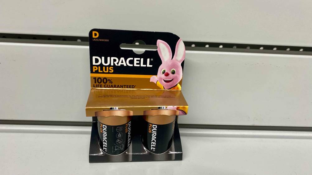 Eine Packung mit zwei Mono-D-Akkus vor einer hellen Fläche.