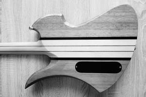 E-Bass mit fixed Hals in schwarzweiß