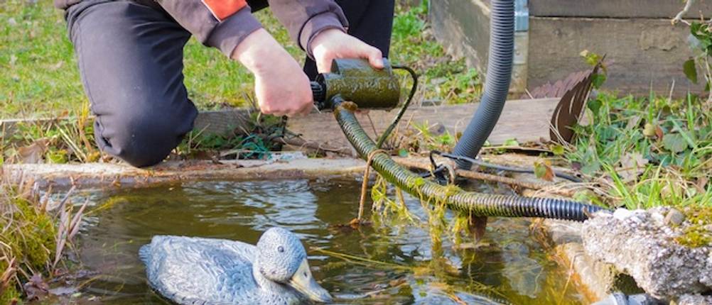 Durchlauffilter im Test: Ein Mann montiert einen Durchlauffilter.