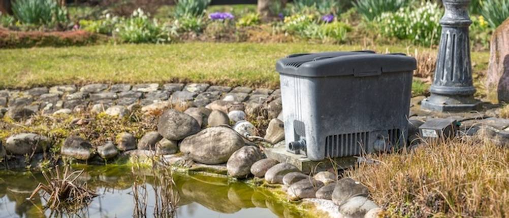 Durchlauffilter-Test: Ein grauer Durchlauffilter steht an einem Teichrand