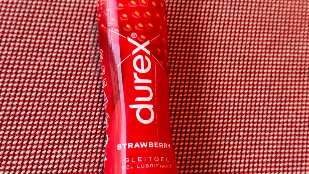 Durex-Gleitgel getestet: Nahaufnahme des Logos und der Artikelbezeichnung auf der Verpackung.