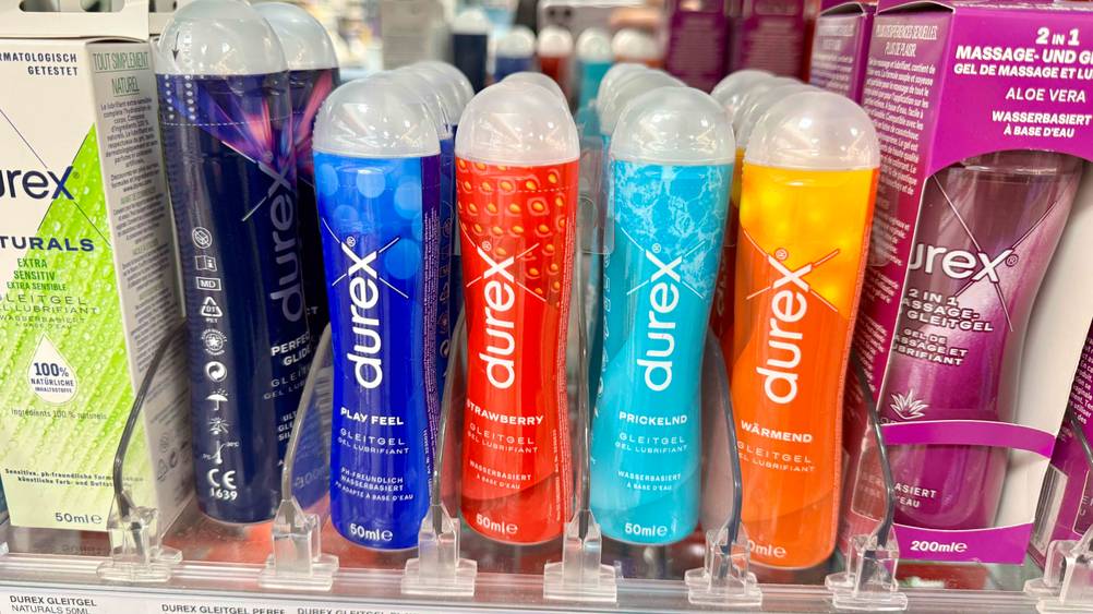 Mehrere Flaschen des getesteten Durex-Gleitgels in einem Verkaufregal.