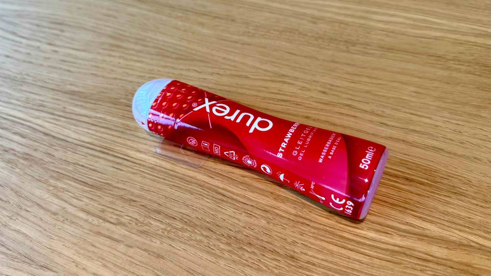 Ein Durex-Gleitgel auf einer Holzfläche liegend.